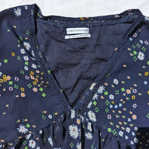 Urban Outfitters Navy Floral Crop Top with Sheer  Sleeves Woman Small Flowy Boho - Picture 5 of 8